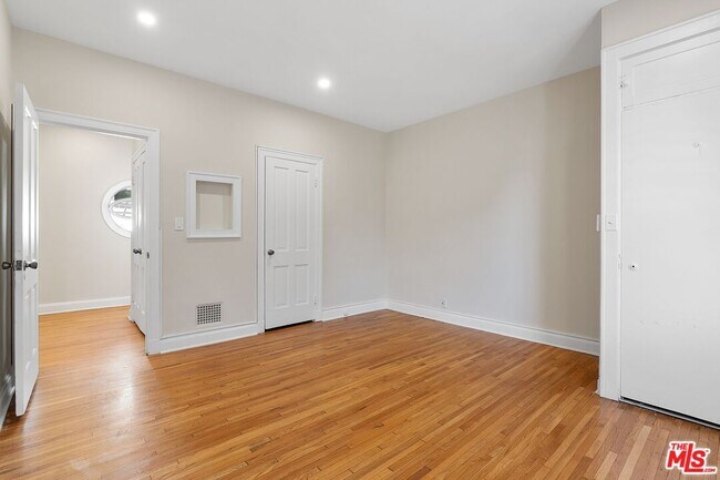 Building Photo - 420 S Beverwil Dr