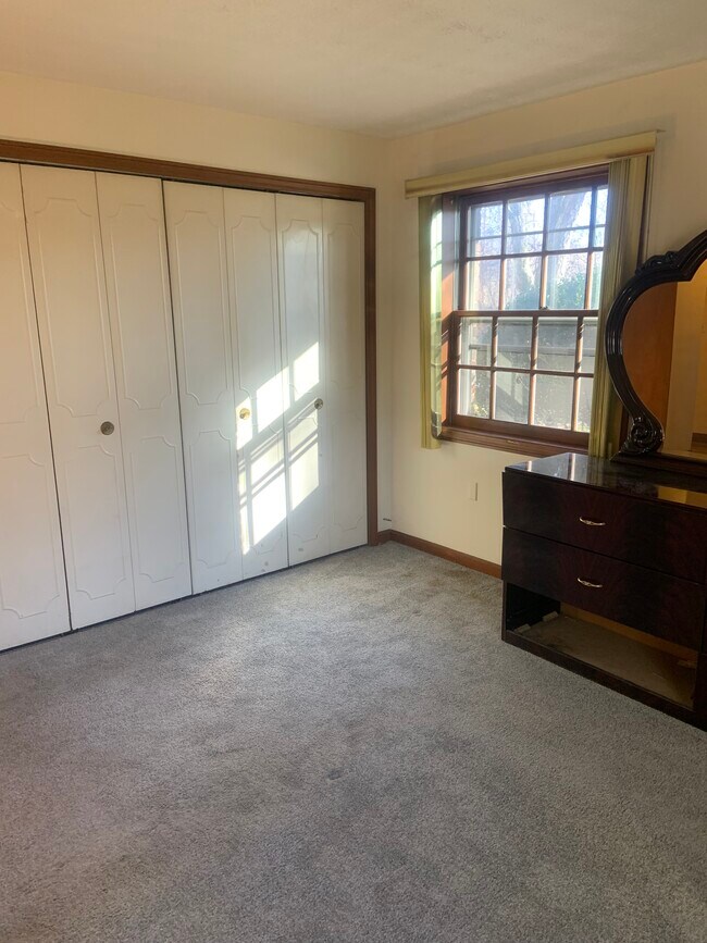 Building Photo - 1166 Middle Tpke W