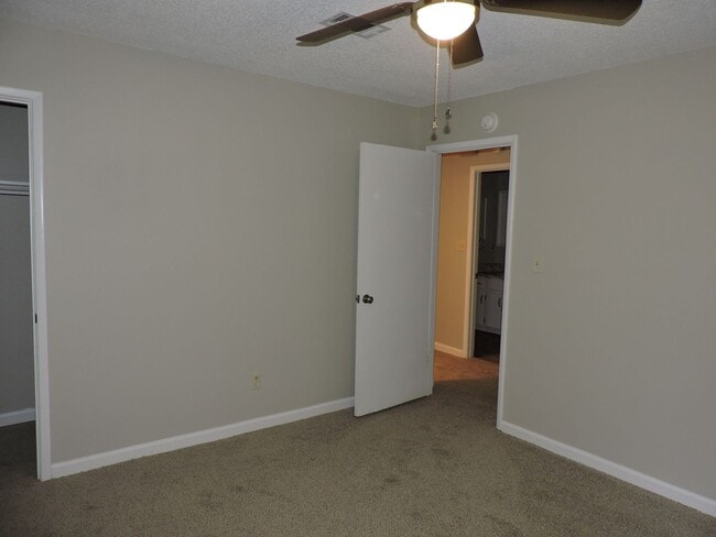 Building Photo - Convenient to schools & shopping!