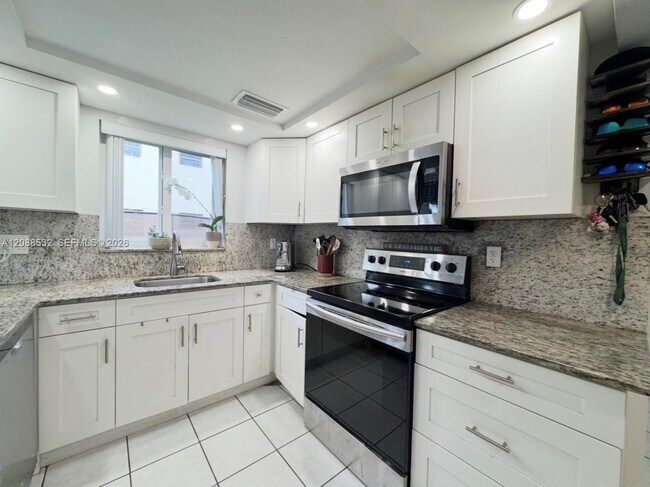 Building Photo - 1630 NE 151st St