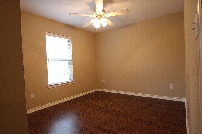 Building Photo - Coming Soon! Gorgeous 3 Bedroom Home in Th...