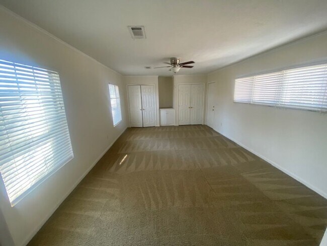 Building Photo - 109 River Park Dr