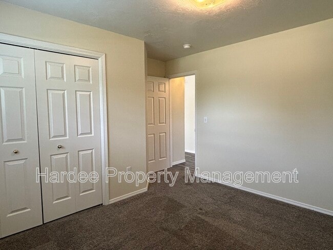 Building Photo - 10764 W Goldenrod Ave