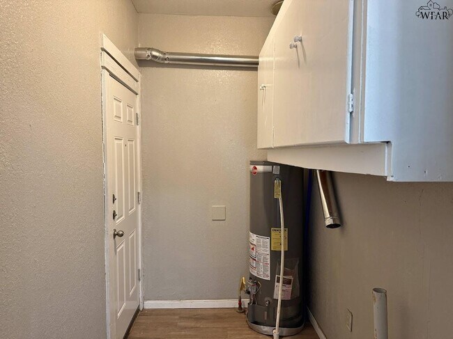 Building Photo - 1916 7th St