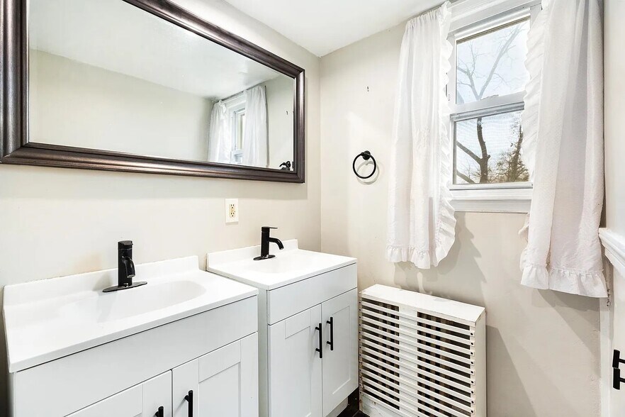 Building Photo - 26 Van Ness Ter