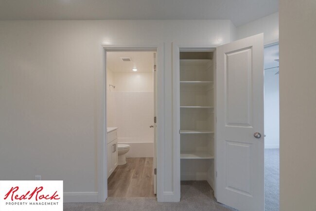 Building Photo - Stunning Spacious 3 Bedroom Unit