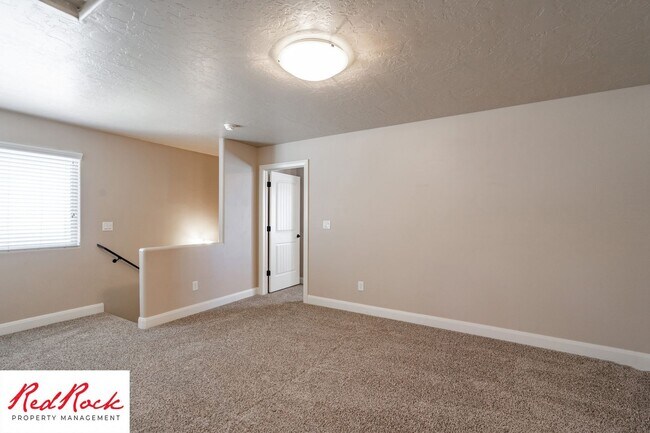 Building Photo - Dog Friendly, Pleasant 4 Bedroom, 2.5 Bathroom Townhome