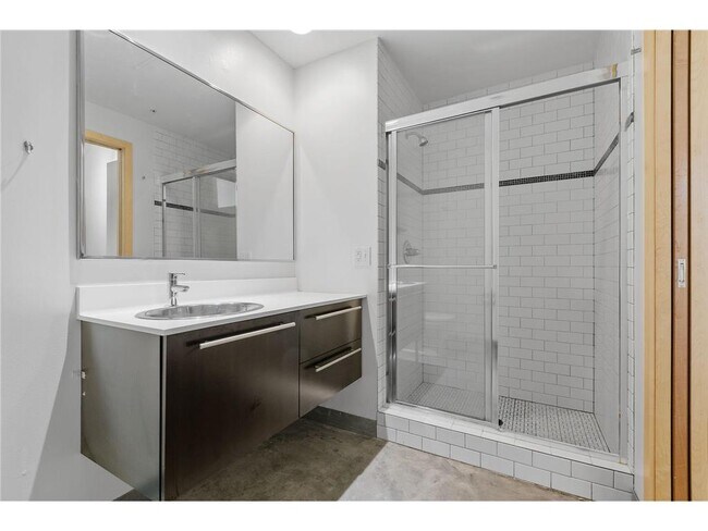 Building Photo - 700 N Washington Ave