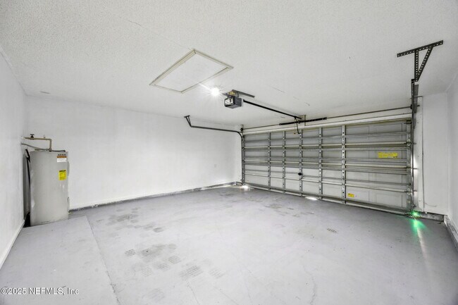 Building Photo - 8047 Beaver Creek Dr