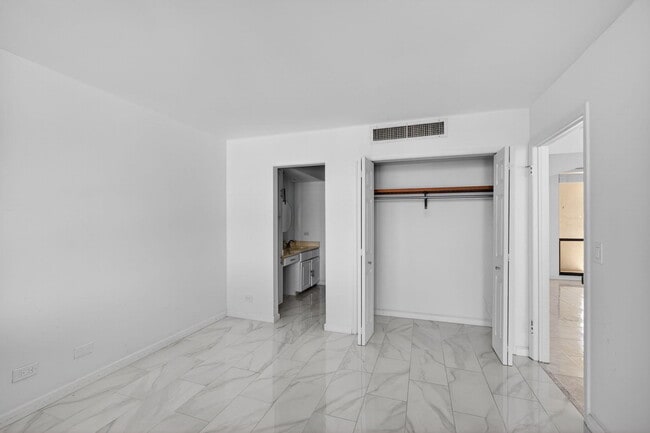 Building Photo - 134 Lakeshore Dr