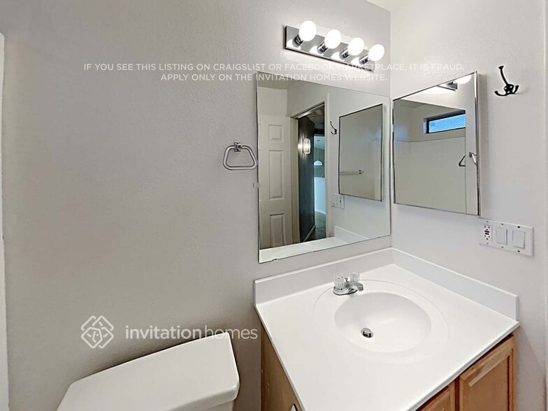 Building Photo - 9331 W Cinnabar Ave