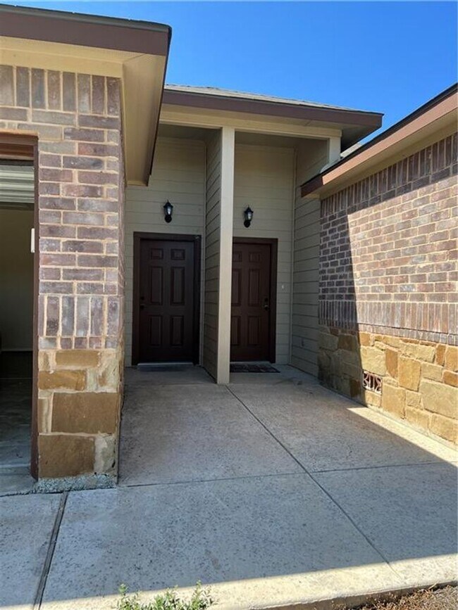 Building Photo - P2-179 Joanne Loop Buda, TX 78610