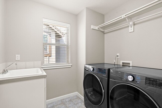Building Photo - Stunning 3-Bedroom, 2.5-Bath Home in the C...