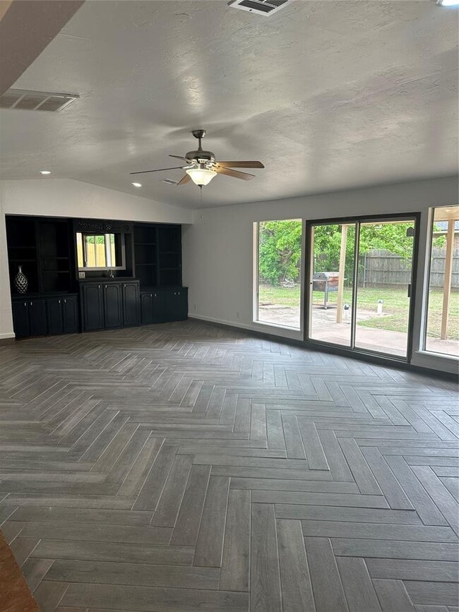 Building Photo - 1318 Alviola Ave