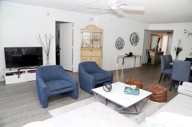 Building Photo - 1537 E Hillsboro Blvd