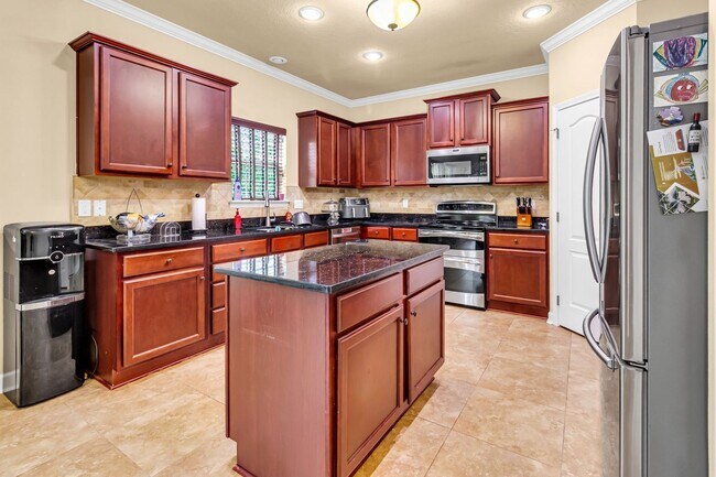 Building Photo - 5 Bedrooms in Crestview!!