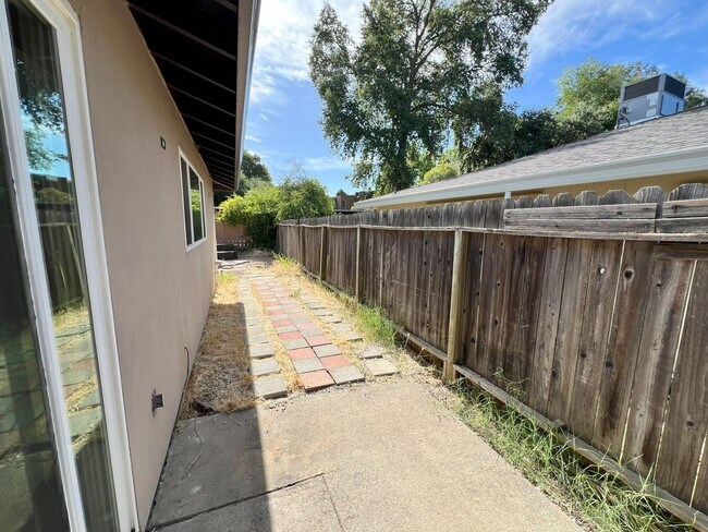 Building Photo - SAC T 4824 - 4826