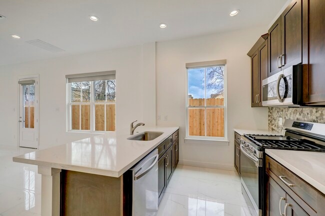 Building Photo - 2133 Naomi St