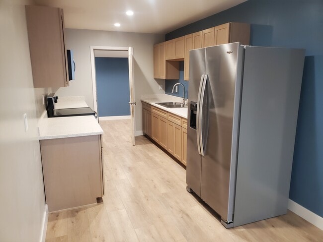 Building Photo - Beautiful (RENO) Duplex