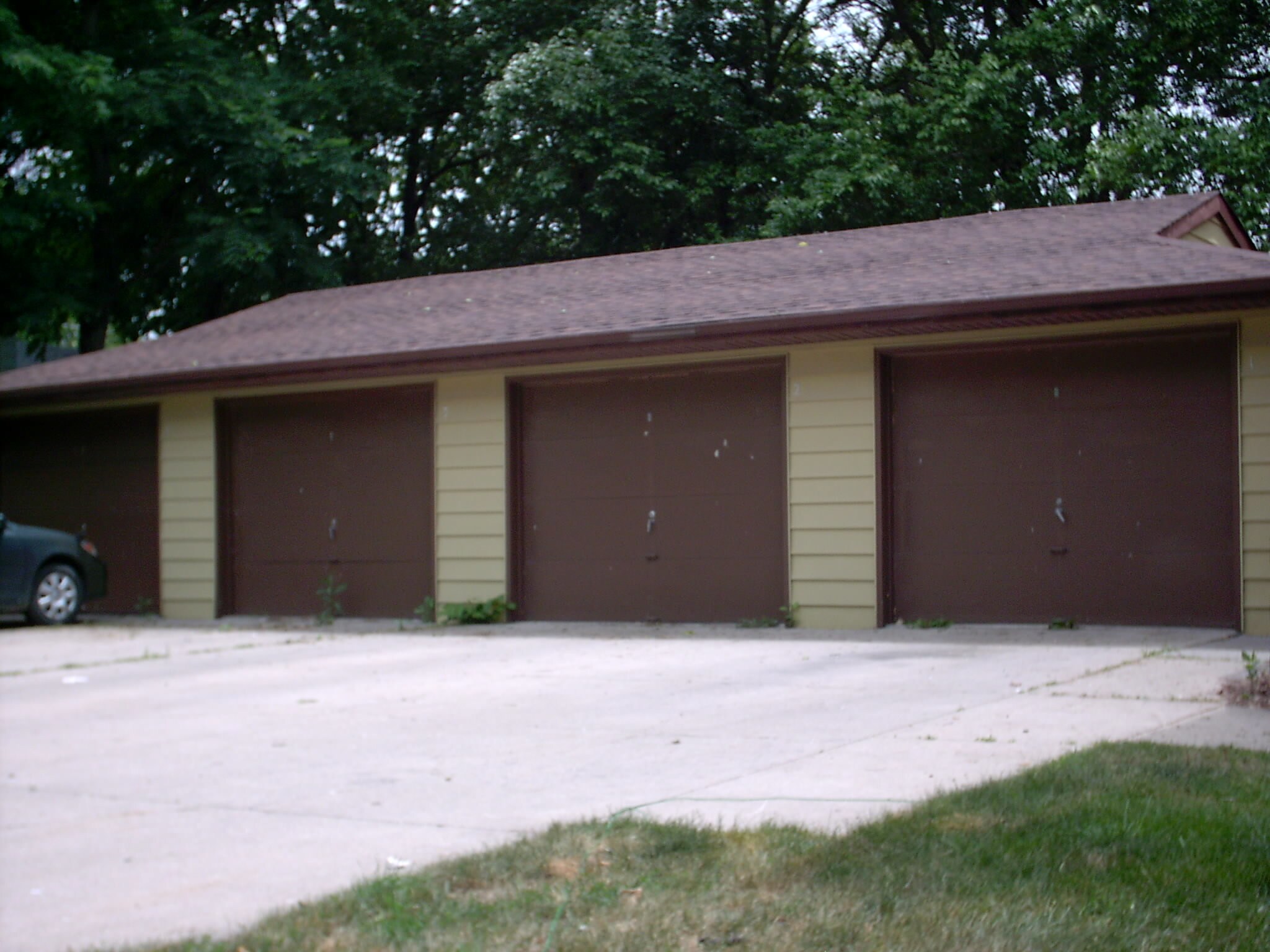 Garage included in rent - 924 Kellogg Ave