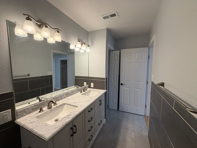 Building Photo - Beautifully Remodeled 3 Bedroom Single Story Home Available Near Golf Course Rd NW & McMahon Blvd...