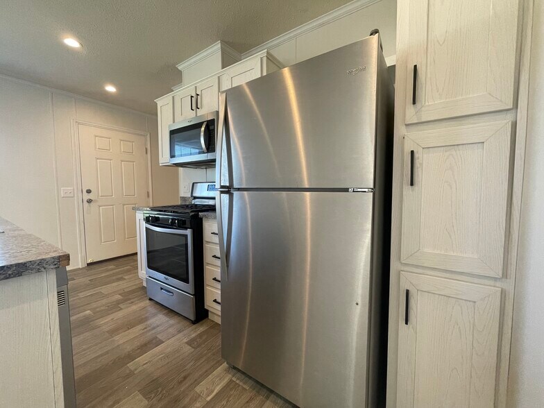 Building Photo - 16242 Frontenac Ave