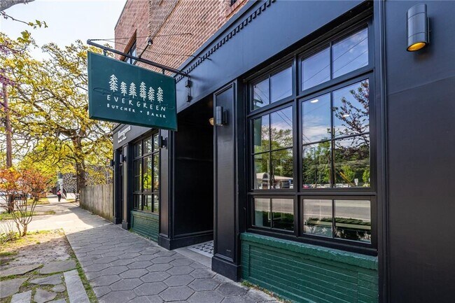 Building Photo - 112 Rogers St NE