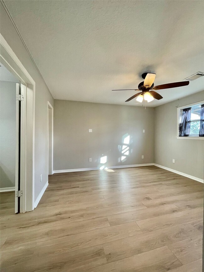 Building Photo - 817 N Valderas St
