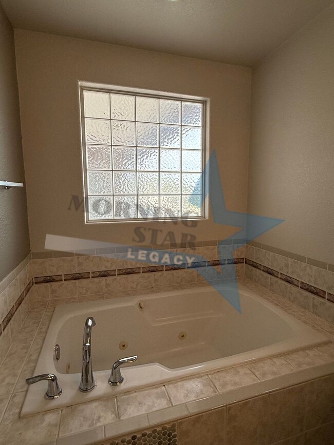 Building Photo - Spacious 3-Bedroom Home Off Roadrunner!
