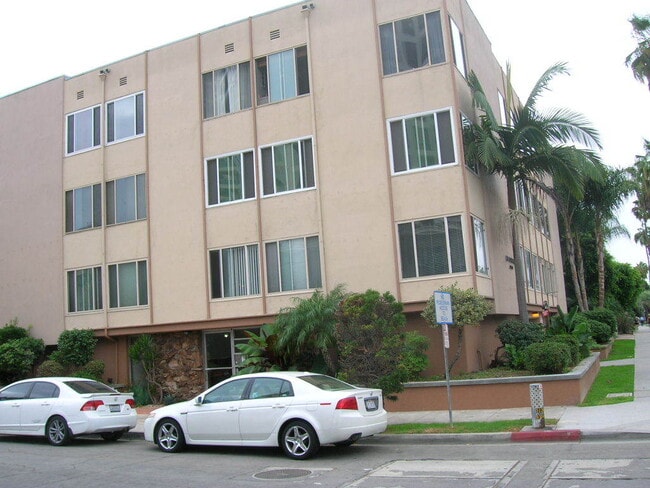 Building Photo - One Bedroom Steps From The Beach