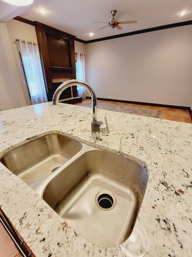 Building Photo - Spacious & Unique in Twin Oaks, Southwest ...