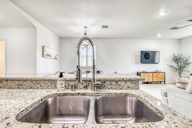 Building Photo - 7517 Red Cedar Dr