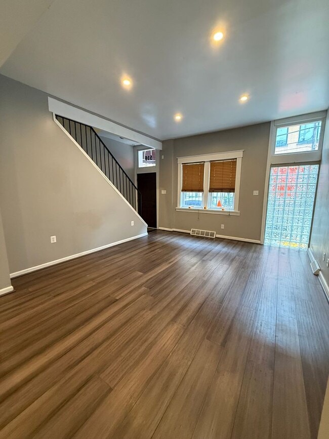 Building Photo - Elegant Historic North Shore Home – 2 bedr...