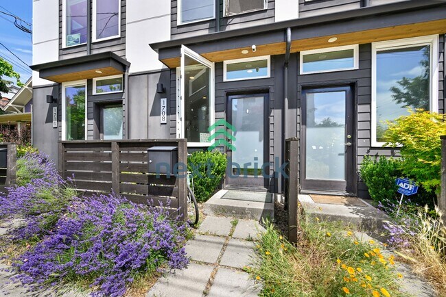 Building Photo - Spacious 3-Bedroom Townhouse in Seattle's Vibrant Heart – 2 Full Baths & 1508 Sq Ft of Comfort!