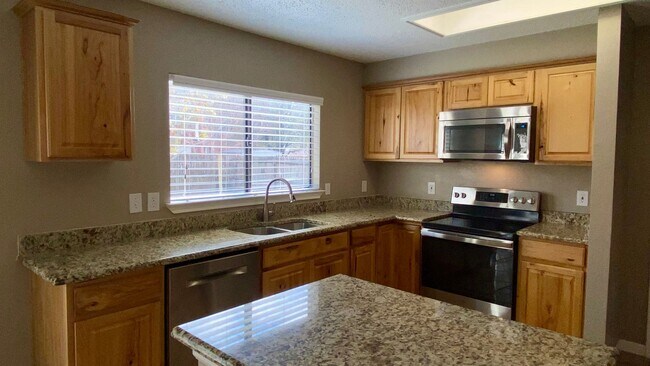 Building Photo - Beautiful Home in Established Neighborhood