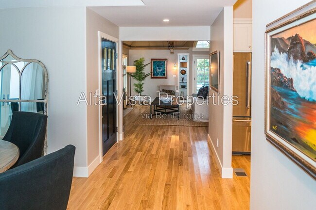 Building Photo - 5606 Dolphin Pl