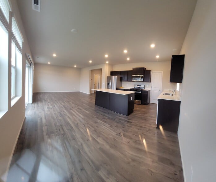 Building Photo - 1152 SW Pendleton Way