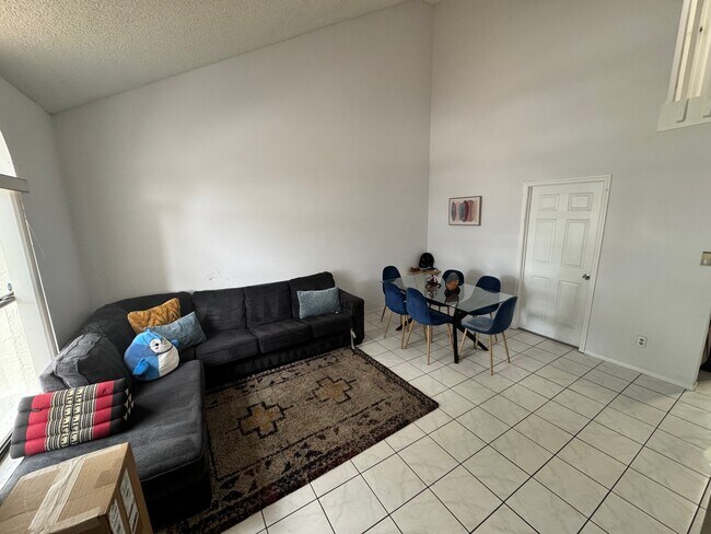 Building Photo - 3432 Hillmont Cir