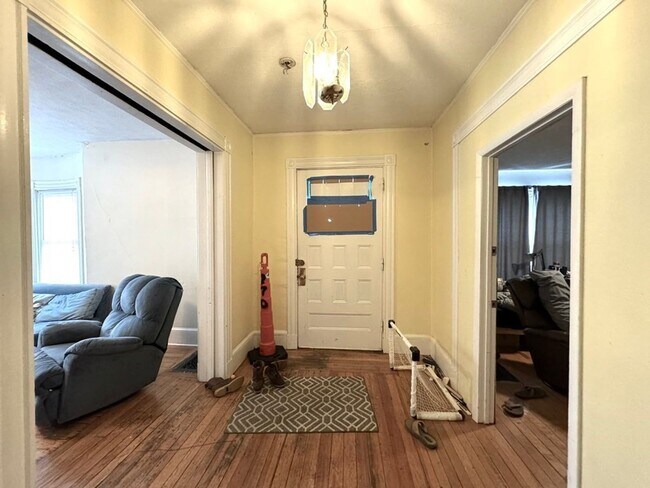 Building Photo - Four bedroom Two bath near BU