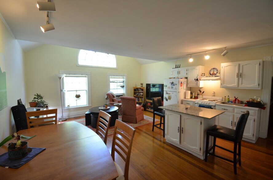 Building Photo - 41 Coolidge St