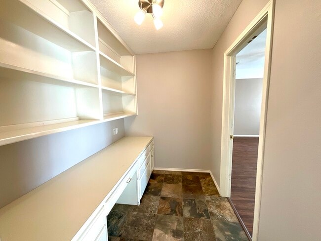 Building Photo - 209 Sooner St