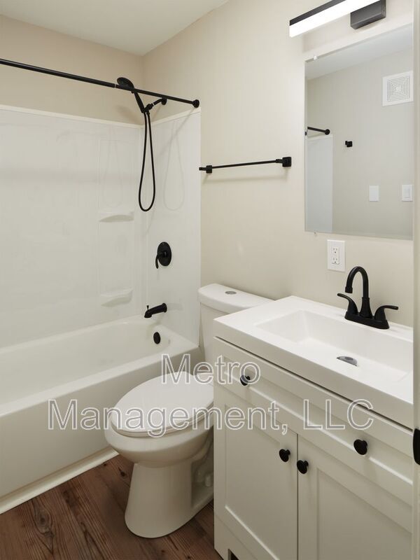 Building Photo - 8309 N Fowler Ave