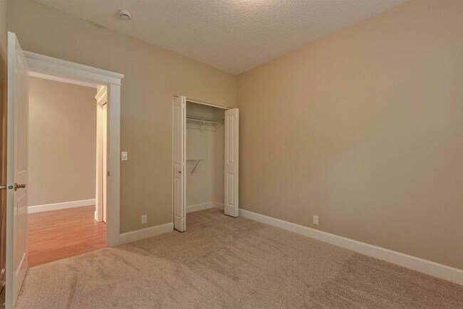 Building Photo - Move In Ready One Level Vaulted Ceiling Home Close to Pacific University!