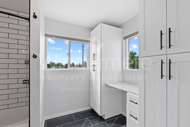 Building Photo - Beautiful 3-Bedroom Home - EV Charger - Pet Friendly