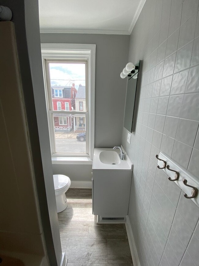 Building Photo - 2 Bed, 1 Bath Detached Home with Central AC Available 07/15