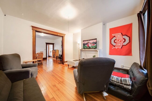 Building Photo - Prime Location 4BR house just off High St!