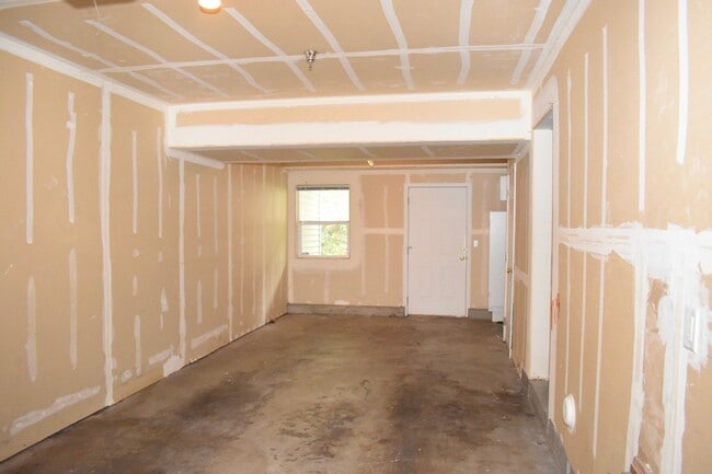 Building Photo - Gorgeous 2br/2.5ba Townhouse in Desirable ...
