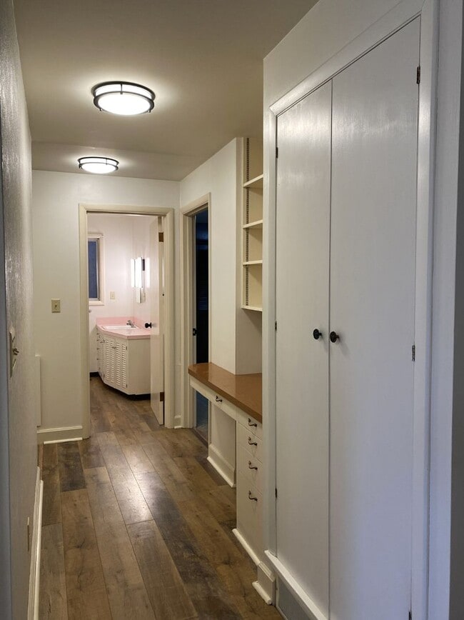 Building Photo - Quaint Hood River Cottage