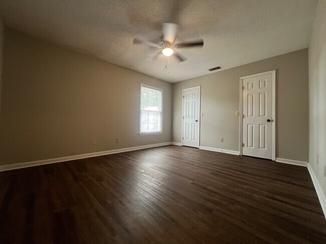 Building Photo - 200 Merry Wood Dr