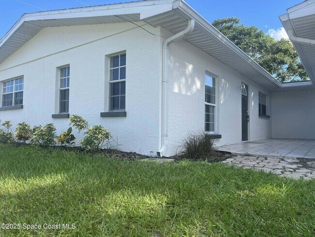 Building Photo - 2027 Wallace Ave